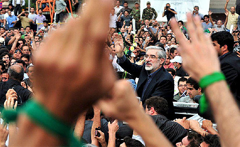 El lder de la oposicin, Musavi, durante una de las protestas en Tehern. (Foto: Efe)