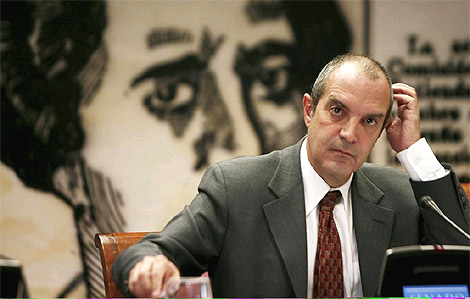 Luis Fernndez, durante una comparecencia ante la comisin mixta en el Senado. (Foto: B. Rivas)