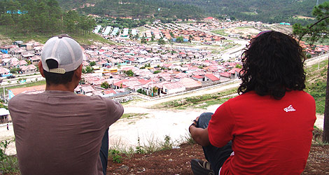 Dos jvenes en un cerro mirando a Ciudad Espaa. | I.Molero