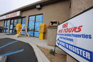 En Estados Unidos, una inmobiliaria de California tambin pasea a sus clientes por zonas afectradas por los embargos hipotecarios. | AFP