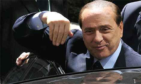Berlusconi, dispuesto a subir a su coche tras un acto. (Foto: AFP)