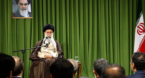 Jamenei se dirige a un grupo de diputados iraníes ante un retrato de Jomeini. | AFP