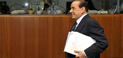 Berlusconi se retira tras una jornada de una cumbre de la UE. (Foto: Efe)