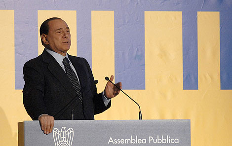 Silvio Berlusconi, en una rueda de prensa en L'Aquila. | AP