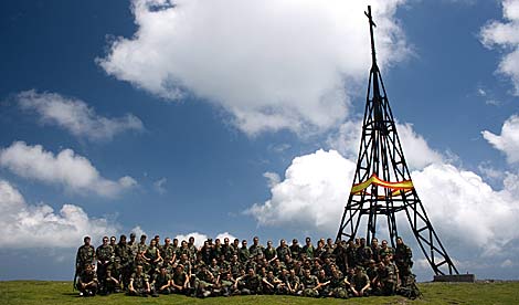 Fotografía de los militares con la bandera española en la Cruz.