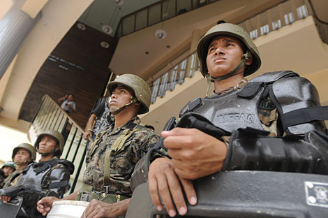 Militares hondureños custodian el Congreso Nacional en Tegucigalpa. | Efe