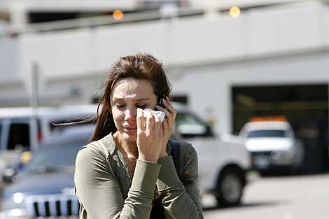 Una fan de Michael Jackson llora su muerte a las puertas del hospital. | Reuters