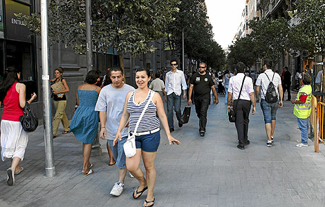 Transentes pasean por la calle Fuencarral (Foto: Sergio Enrquez)