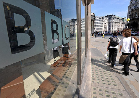 Un grupo de nios camina al lado de la sede de la BBC, en Londres. (Foto: Efe)
