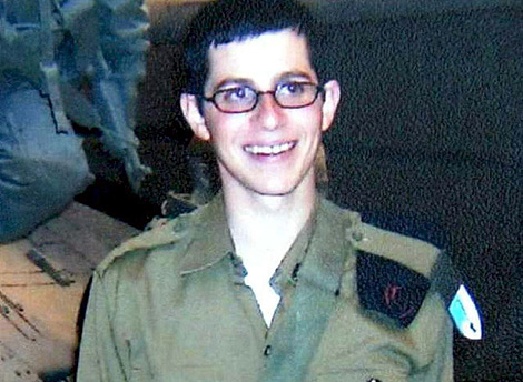 El soldado Guilad Shalit posando con su uniforme. | AP