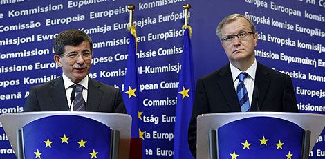 El ministro Ahmet Davutoglu y el comisario europeo Olli Rehn en Bruselas. | Reuters