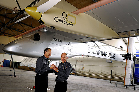 Bertrand Piccard y Andre Borschberg, presidente de Solar Impulse, ante el avin. | AFP