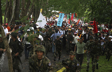 Seguidores del presidente Zelaya llegan a una base militar de Tegucigalpa. | AP
