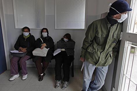 Varias personas esperan en un hospital de Buenos Aires. | AP