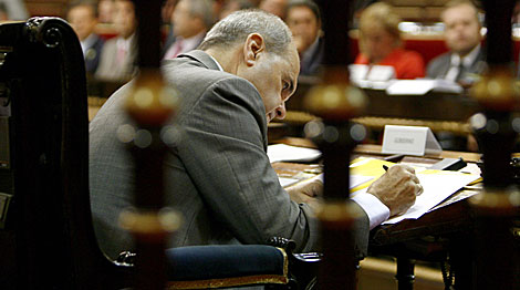 El vicepresidente tercero, Manuel Chaves, toma nota ayer en el Senado. | Alberto Di Lolli