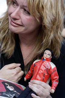 Una mujer llora al cantante en Madrid. | Reuters