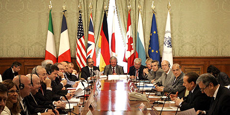 Berlusconi, a la derecha, en una reunin preliminar con representantes del G8. | AP
