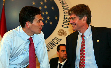 Miliband (izda.) conversa con el subsecretario de Estado de EEUU, James Steinberg. | Efe