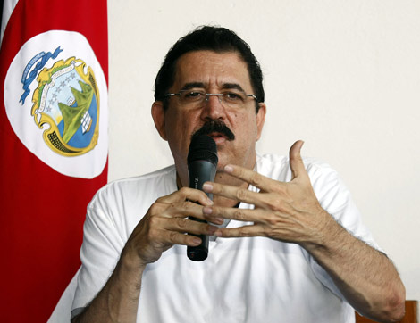 El presidente de Honduras, Manuel Zelaya, ofrece una rueda de prensa desde San José (Costa Rica).| Efe