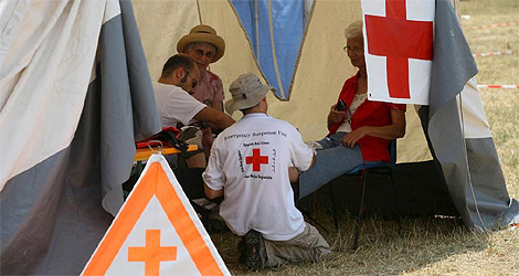 Miembros de Cruz Roja en una de las tiendas instaladas en Solferino. | EFE