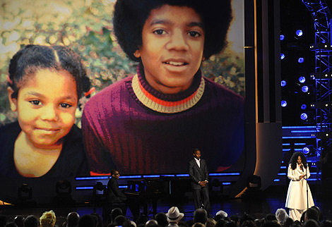 Janet Jackson (dcha.), en un momento del emotivo homenaje en los premios BET. | AP