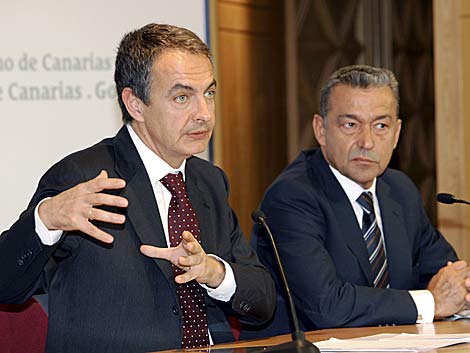Zapatero comparece junto al presidente canario, Paulino Rivero. | Efe