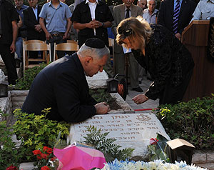 Acompaado por su esposa, Netanyahu se recoge en la tumba de su hermano Yoni. | Moshe Milner (GPO)
