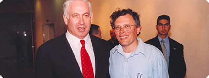 Netanyahu con su cuado en tiempos ms felices.