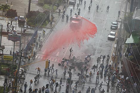Los antidisturbios dispersan a los manifestantes. | AP