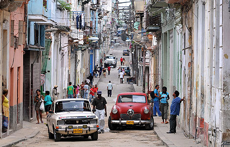 Cubanos en una calle del centro de la Habana. | Efe