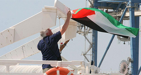 Un pasajero intenta izar la bandera palestina en el 'Spirit'.| AP