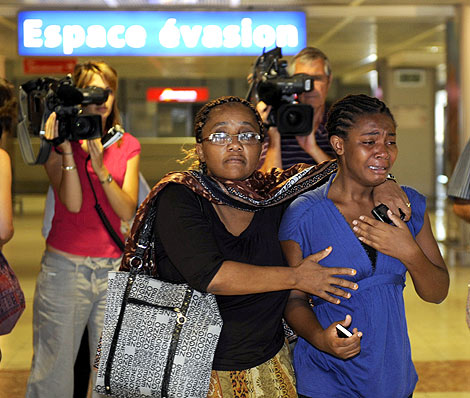 Familiares de los pasajeros del avión siniestrado lloran. | AFP