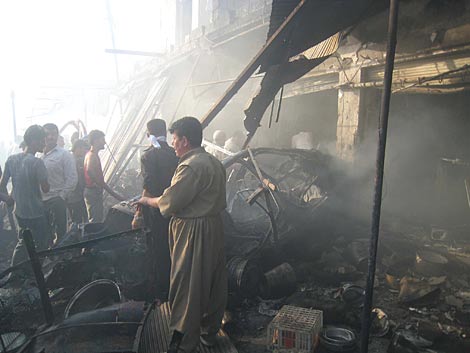 Varios iraquíes, en el lugar de la explosión. | AFP