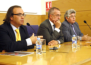 Carlos Hernndez Pezzi, en el centro, durante el Congreso en Valencia | Vicent Bosch