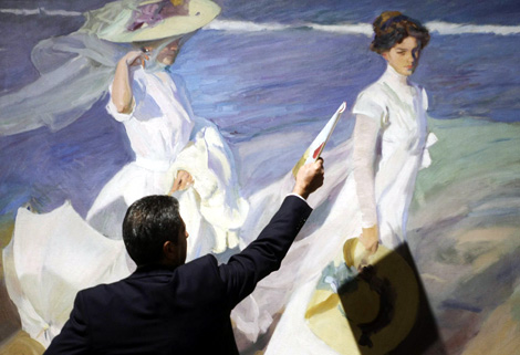 Un visitamte de la exposicin de Sorolla en el Prado. | Reuters