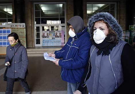 Dos personas con mascarillas en Buenos Aires. | Reuters