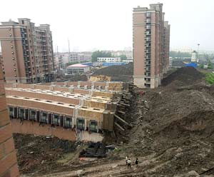 El edificio del distrito de Minhang (Shanghai) que se vino abajo el pasado 27 de junio | Ap