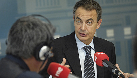 El presidente del Gobierno, José Luis Rodríguez Zapatero, durante la entrevista. (Foto: RTVE)