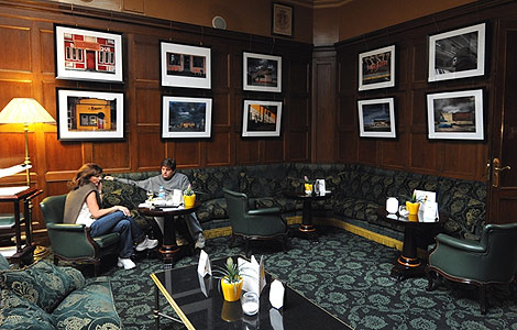 Vista del Bar del Palace donde se expone 'Vanishing America' de Michael Eastman. | Foto: A.M