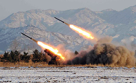 Imagen de archivo de dos misiles similares a los lanzados este jueves. | AFP