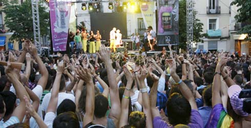 Jvenes celebran la fiesta del Orgullo Gay en la plaza de Chueca de Madrid. | Efe