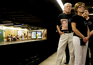 Varios familiares de victimas del metro (EFE)