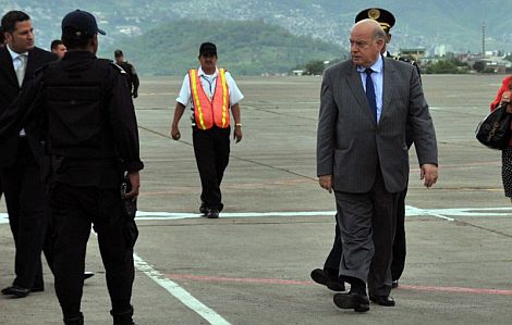 Insulza, a su llegada al aeropuerto Toncontn en Tegucigalpa. | Efe