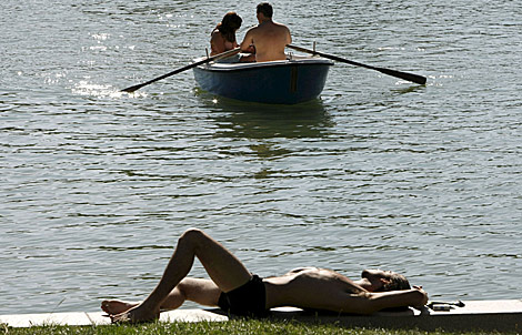 Un hombre disfruta tranquilamente en el parque del Retiro de Madrid. | Efe