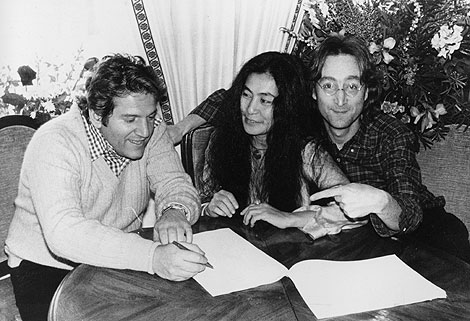 Klein en 1977 junto a Lennon y Yoko Ono.| Ap