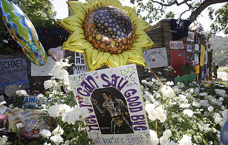 Flores y regalos de los fans de Jackson a las puertas de 'Neverland'. | AP