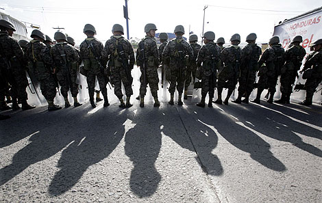 El Ejército ya ha tomado posiciones en torno al aeropuerto internacional. | Reuters