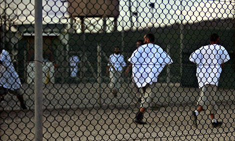 Varios presos de Guantnamo hacen deporte en la base. | AP