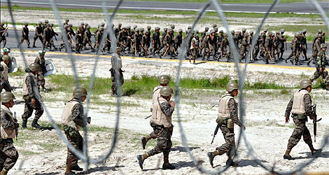 Soldados hondureños en las pistas del aeropuerto de Tegucigalpa.| AFP