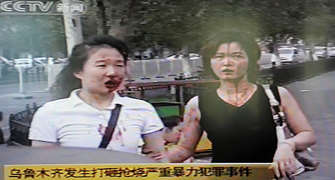 Imagen de la televisión donde se ve a dos jóvenes heridas tras las protestas. | Afp
